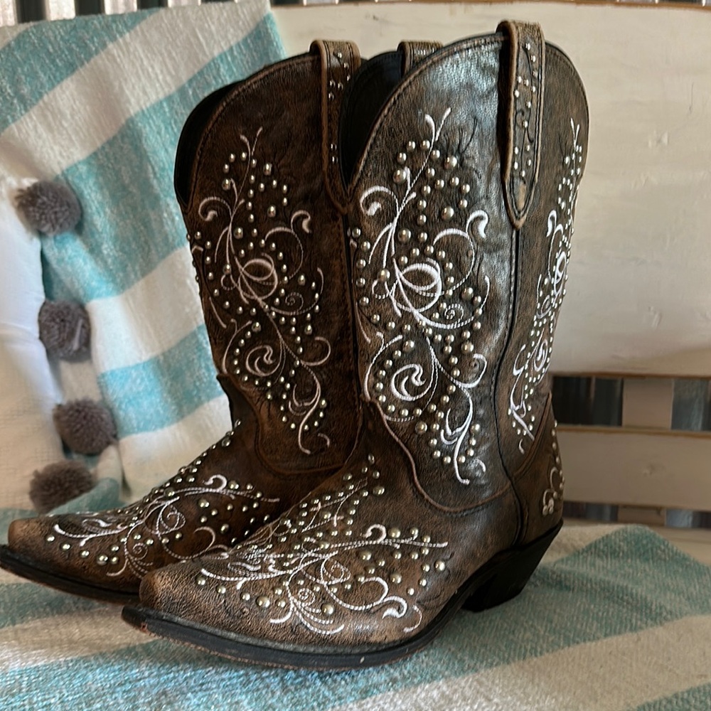 Rockin Country Boots Size 11 Embellished Distressed Brown Worn once
